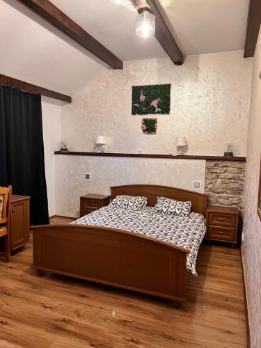 una camera con un letto di Homies Inn a Celiny