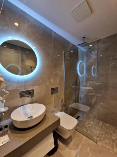 Koupelna v ubytování ADMIRO Hotel