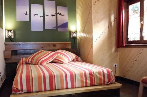 a bedroom with a bed with two pillows on it at Via Fera, con vistas a la naturaleza in Braojos de la Sierra