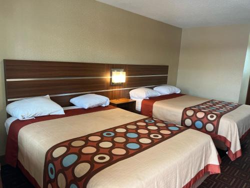 Postel nebo postele na pokoji v ubytování American Inn