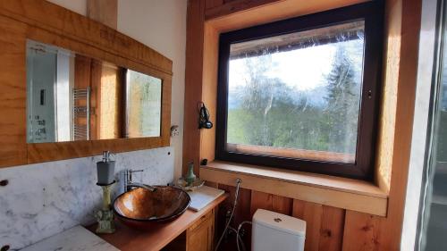 uma casa de banho com um lavatório e uma janela em Domalek pod Złotym Kogutem em Kudowa-Zdrój