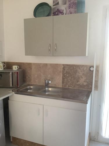 Kuchyň nebo kuchyňský kout v ubytování Gites de Lyse avec Jacuzzi