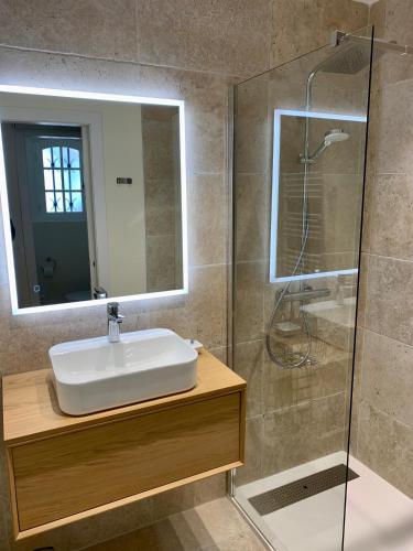 une salle de bain avec un lavabo et une douche dans l'établissement LA PERASCEDA, à Spéracèdes