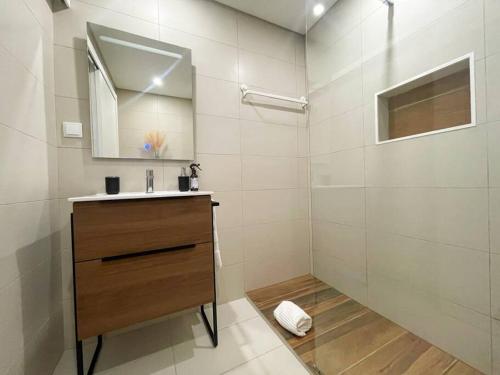 a bathroom with a sink and a mirror at Solbelo Quarteira Beach in Quarteira