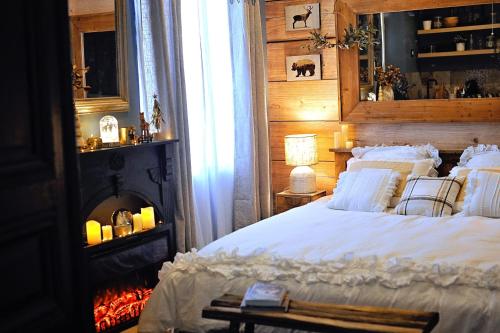 - une chambre avec un lit et une cheminée dans l'établissement L'échappée romantique au coeur de la montagne !, à Évreux