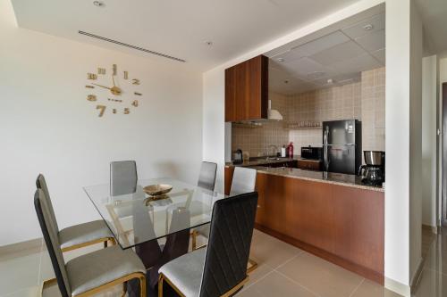 Η κουζίνα ή μικρή κουζίνα στο Amazing BeachFront Apartments near Atlantis Waterpark by Simply Comfort Sarai Palm Jumeirah