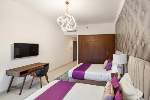 Ένα ή περισσότερα κρεβάτια σε δωμάτιο στο Amazing BeachFront Apartments near Atlantis Waterpark by Simply Comfort Sarai Palm Jumeirah