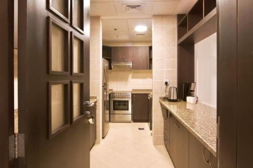 Η κουζίνα ή μικρή κουζίνα στο Amazing BeachFront Apartments near Atlantis Waterpark by Simply Comfort Sarai Palm Jumeirah