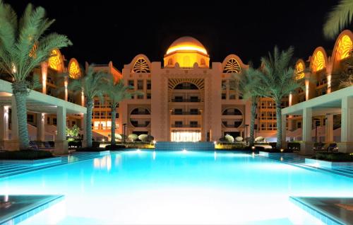 Πισίνα στο ή κοντά στο Amazing BeachFront Apartments near Atlantis Waterpark by Simply Comfort Sarai Palm Jumeirah