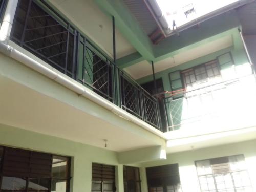 um edifício com duas varandas do lado em 3Dee Apartment, Secure with Unlimited Wifi em Kisumu