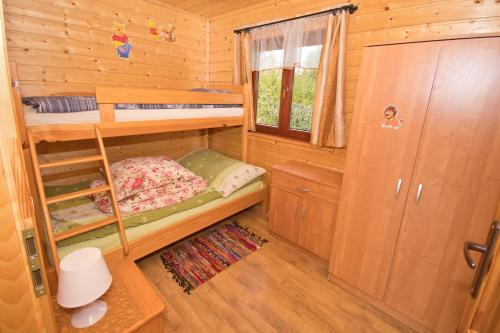 ein Schlafzimmer mit Etagenbetten in einer Holzhütte in der Unterkunft Domki Bartek in Darłowo