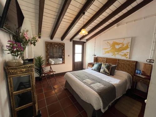 una camera con un grande letto di ON Acebuchal 23 a El Rocío
