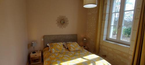 1 dormitorio con cama y ventana en Chambre d'hôtes de l'Estrée, en Lésigny