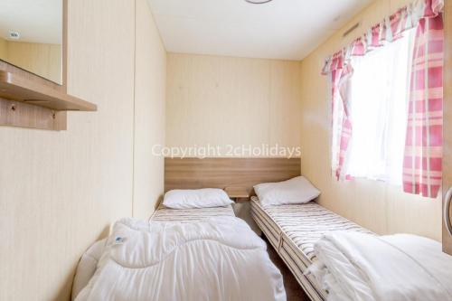 Postel nebo postele na pokoji v ubytování Great Seaside 8 Berth Caravan At Haven Hopton-on-sea In Norfolk Ref 80010t