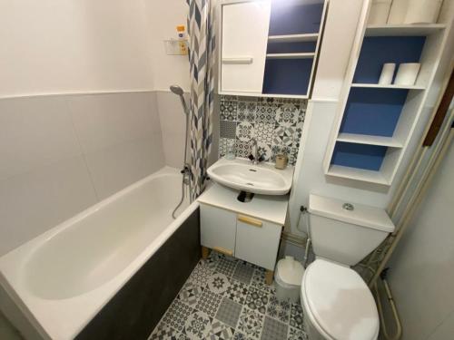 e bagno con servizi igienici, lavandino e vasca. di Studio a Barcelonnette