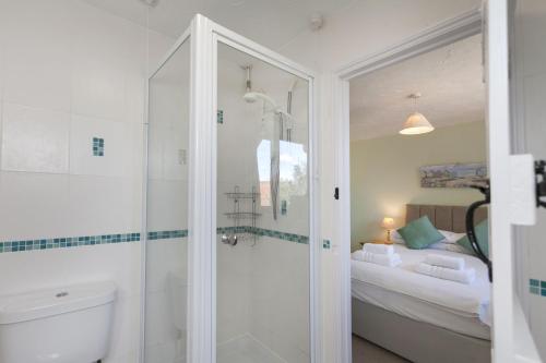 ブレイクニーにあるThe Cleyのバスルーム(シャワー、トイレ付)、ベッド1台が備わります。