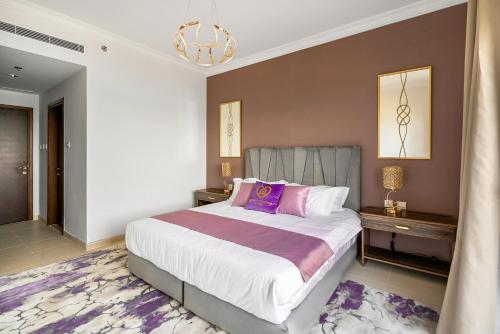 Ένα ή περισσότερα κρεβάτια σε δωμάτιο στο Amazing BeachFront Apartments near Atlantis Waterpark by Simply Comfort Sarai Palm Jumeirah