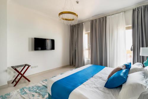 Ένα ή περισσότερα κρεβάτια σε δωμάτιο στο Amazing BeachFront Apartments near Atlantis Waterpark by Simply Comfort Sarai Palm Jumeirah