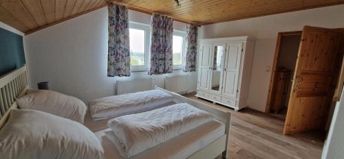 um quarto com 2 camas e uma janela em Ferienwohnung Friedrich em Michelstadt