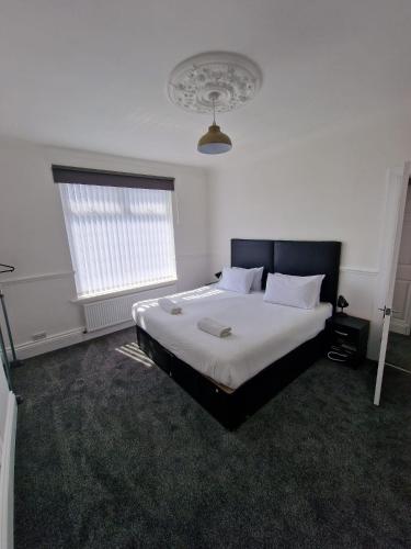 ゲーツヘッドにあるLuna Apartments Newcastle Gateshead 1のベッドルーム(白いシーツを使用した大型ベッド1台付)