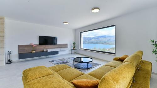 Televisyen dan/atau pusat hiburan di Villa Zariva with pool and panoramic mountain and