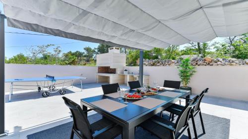 Balkoni atau teres di Villa Zariva with pool and panoramic mountain and
