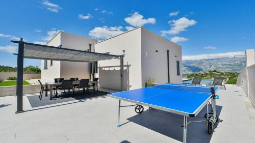 Kemudahan pingpong di Villa Zariva with pool and panoramic mountain and atau berdekatan