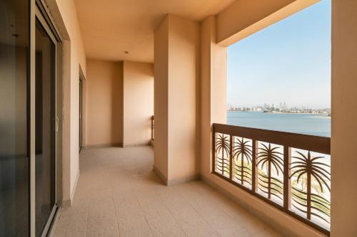 Μπαλκόνι ή βεράντα στο Amazing BeachFront Apartments near Atlantis Waterpark by Simply Comfort Sarai Palm Jumeirah