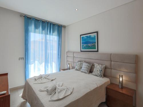 1 dormitorio con 1 cama y ventana grande en V4, Villa Jardins Branqueira7 near Beach, Albufeira, en Albufeira