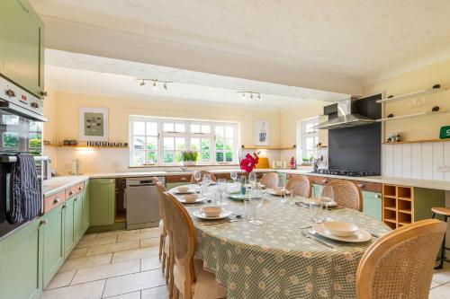 Una cocina o cocineta en Host & Stay - Alderfen View