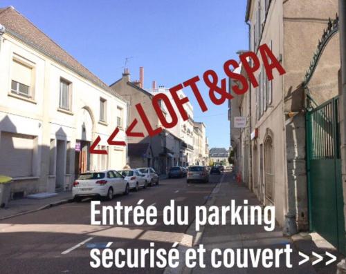 a street with a sign that reads entrance du parkingsequince at convert at LOFT & SPA PRIVATIF in Dijon