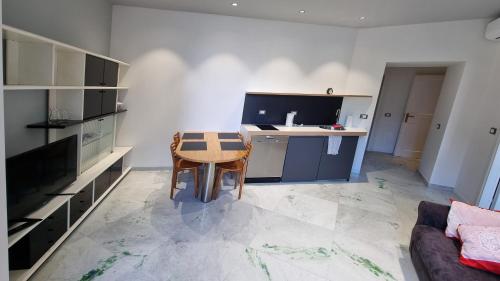 eine Küche mit einem Tisch und einem Schreibtisch in einem Zimmer in der Unterkunft Vignola New Apartment in Rom