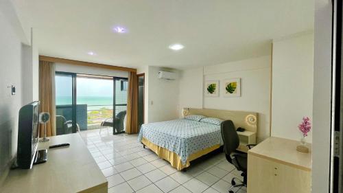 Cette chambre d'hôtel comprend un lit et un balcon. dans l'établissement Paradise 204 Praia Flat - NBI - Vista x Mar Ponta Negra, à Natal