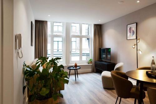 een woonkamer met een bank en een tafel bij Finest Apartments in Haarlem