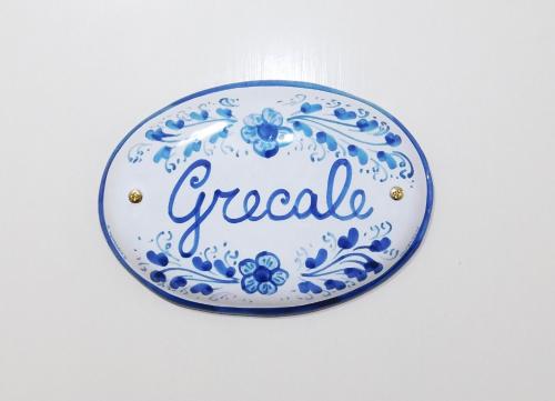 a blue and white plate with the word gradle at Camere A’ Marina in Siracusa
