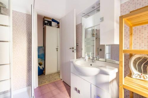 Baño blanco con lavabo y espejo en SAN GIACOMO ROOMS AND APARTMENT IN ROME Near the center, en Roma