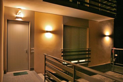 een trap met twee lichten aan de zijkant van een gebouw bij B&B Vinago Belvedere in Mornago