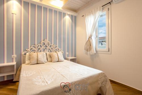 um quarto com uma cama com dois chinelos em Cuore di Sardegna em Valledoria