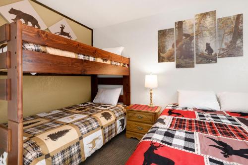 a bedroom with two beds and a bunk bed at Mountain Getaway by Big Bear Vacations Adorable Sugarloaf Retreat in Sugarloaf