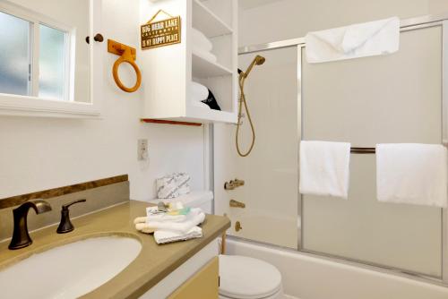 a bathroom with a sink and a shower at Mountain Getaway by Big Bear Vacations Adorable Sugarloaf Retreat in Sugarloaf