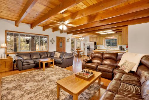 Gallery image of Malaburro Inn by Big Bear Vacations Hot Tub Cozy Mountain Cottage in Big Bear City