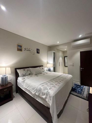 a bedroom with a large bed in a room at Hawana Salalah luxury 1BR TH with private pool in Ma‘mūrah