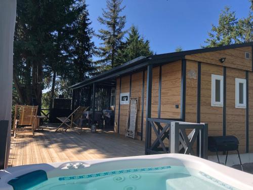 a tub in front of a tiny house at La foret des hérissons in Longessaigne