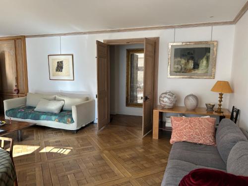 sala de estar con sofá y mesa en 100m2 flat appartement d'artiste, en París