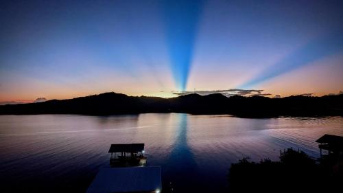 - Vistas al lago al atardecer con un arco iris en El Palacio Rosa on Blue Lagoon 3BR Beachfront Suite on pristine & quiet bay w incredible views, en Arrozal