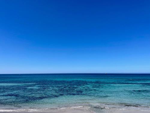 a view of the ocean from the beach at Ad appena 50 metri dal mare! in Trapani