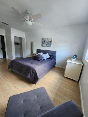 um quarto com uma cama e uma ventoinha de tecto em Casita En Miami em Miami