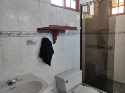 uma casa de banho com um WC, um lavatório e um chuveiro em LETICIAS GUEST HOUSE em Letícia