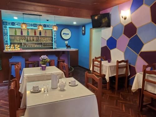 een restaurant met 2 tafels en een bar bij The Place Miraflores in Lima