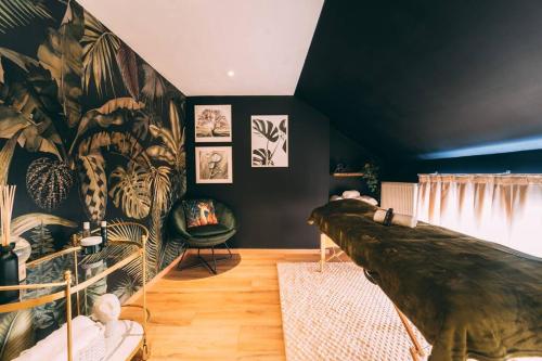 ein Wohnzimmer mit einem Sofa und einem großen Baumstamm in der Unterkunft Zenansa spa privatif in Quaregnon